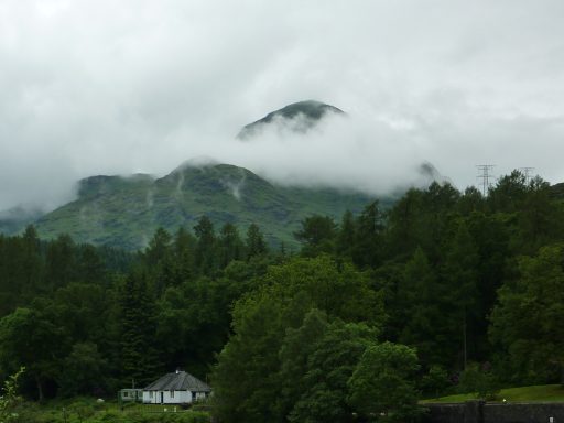 Die Bergspitze von Ben Nevis umgeben von Wolken